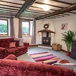 Дом отдыха Barn, A Luxury, Chacterful With 2 Dogs Welcome And Wood Burning Stove Castle Carrock