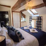 Barn, A Luxury, Chacterful With 2 Dogs Welcome And Wood Burning Stove *